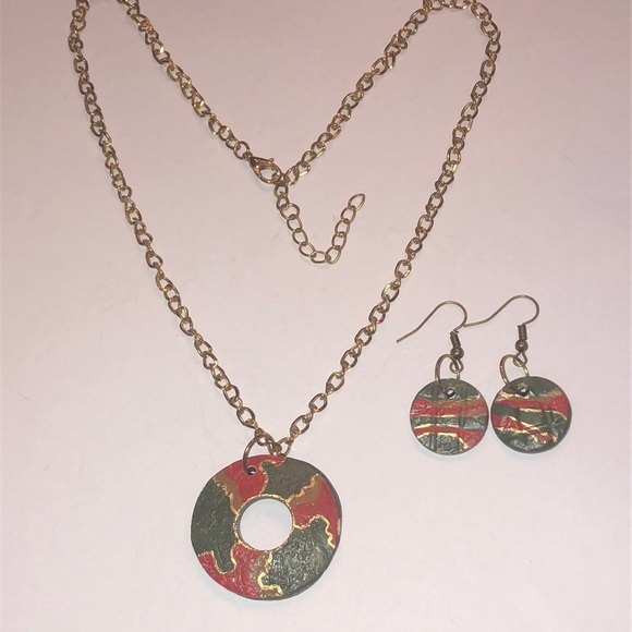 Elegant Gold Tone Green and Red Pendant Necklace Set - Picture 2 of 6